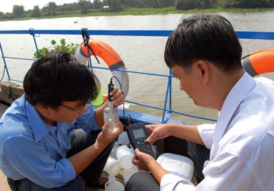 Saigon River water being taken for testing from a pumping station in HCMC (Photo: SGGP) Saigon River water being taken for testing from a pumping station in HCMC (Photo: SGGP)